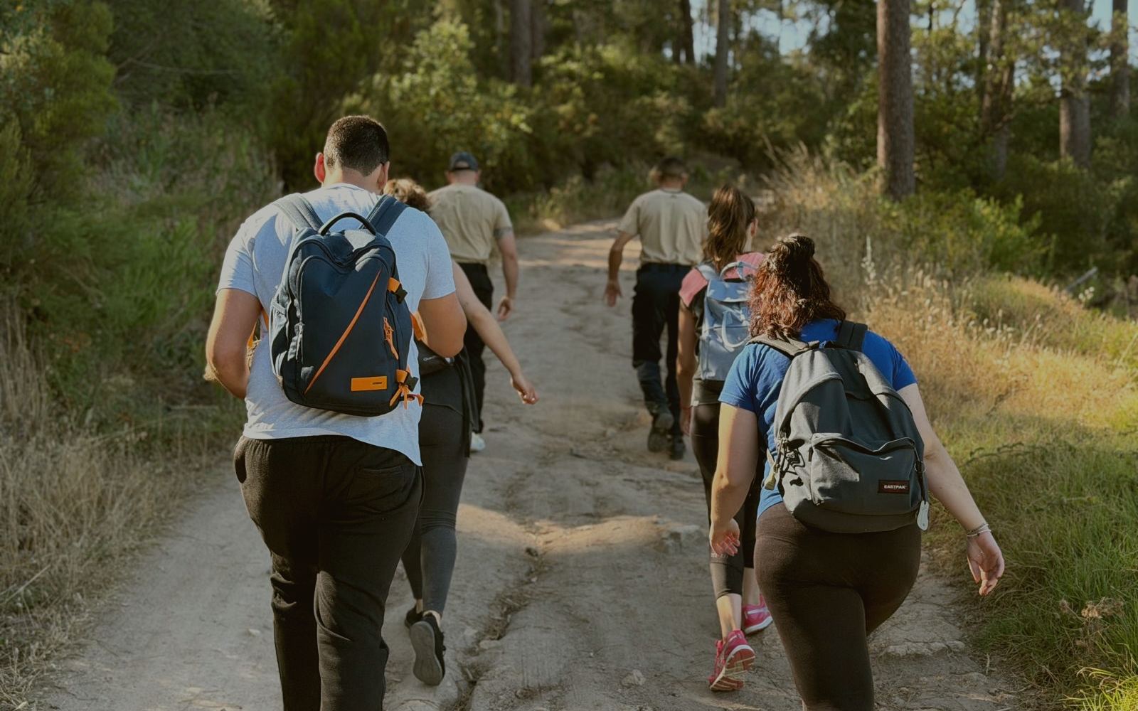 Equipa em marcha num trilho durante um bootcamp outdoor da ARM Group